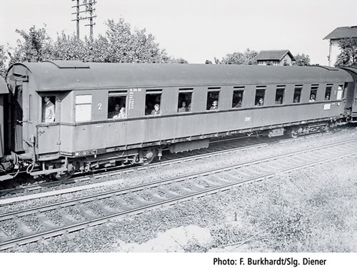 Passenger car 2nd class<br /><a href='images/pictures/Roco/45662.jpg' target='_blank'>Full size image</a>